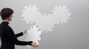 Riesenpuzzle an der Wand zusammenfügen